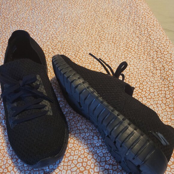 Black Skechers - Picture 3 of 4